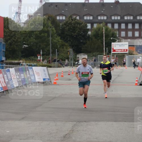 03.10.2025 - Köhlbrandbrückenlauf Julia Fischer http://msf.ph/oto/9022653 03.10.2025 15:49:01 Ziel 7009, 7011, 8871 meine-sportfotos.de