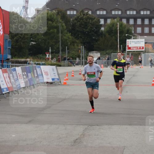 03.10.2025 - Köhlbrandbrückenlauf Julia Fischer http://msf.ph/oto/9022655 03.10.2025 15:49:02 Ziel 7009, 7011 meine-sportfotos.de