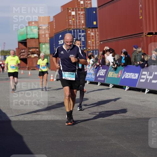 03.10.2025 - Köhlbrandbrückenlauf Michael Burmester http://msf.ph/oto/9022658 03.10.2025 10:24:38 Ziel 2121, 2240, 2739, 2742, 2779, 3039, 3391, 3561 meine-sportfotos.de