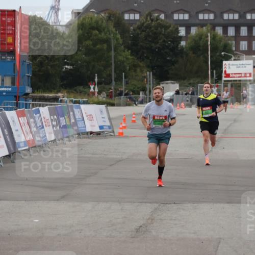 03.10.2025 - Köhlbrandbrückenlauf Julia Fischer http://msf.ph/oto/9022660 03.10.2025 15:49:02 Ziel 7009, 7011 meine-sportfotos.de