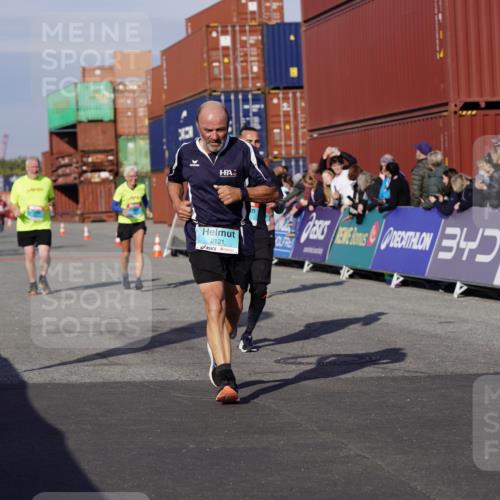 03.10.2025 - Köhlbrandbrückenlauf Michael Burmester http://msf.ph/oto/9022663 03.10.2025 10:24:38 Ziel 2121, 2240, 2739, 2742, 2779, 3039, 3391, 3561 meine-sportfotos.de