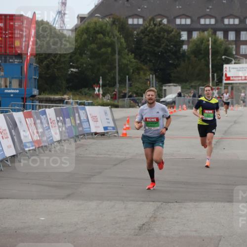 03.10.2025 - Köhlbrandbrückenlauf Julia Fischer http://msf.ph/oto/9022666 03.10.2025 15:49:02 Ziel 7009, 7011 meine-sportfotos.de