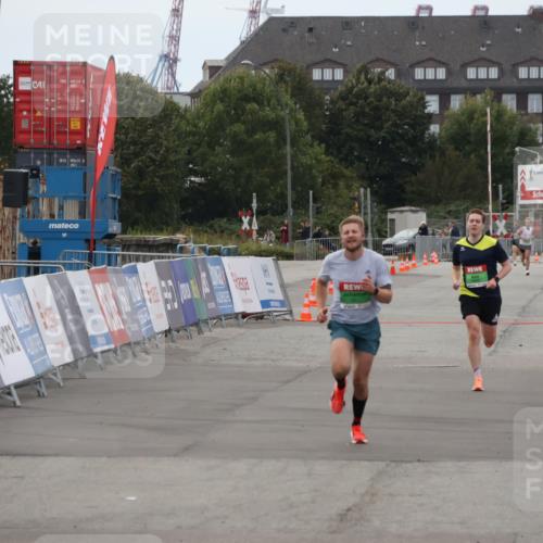 03.10.2025 - Köhlbrandbrückenlauf Julia Fischer http://msf.ph/oto/9022668 03.10.2025 15:49:03 Ziel 7009, 7011 meine-sportfotos.de