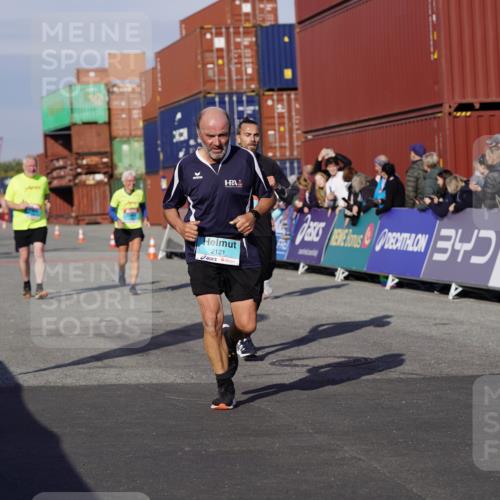 03.10.2025 - Köhlbrandbrückenlauf Michael Burmester http://msf.ph/oto/9022669 03.10.2025 10:24:38 Ziel 2121, 2240, 2739, 2742, 2779, 3039, 3391, 3561 meine-sportfotos.de