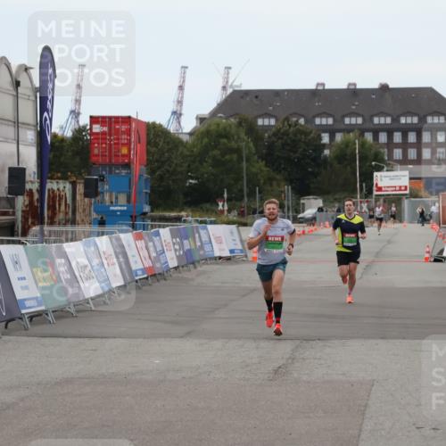 03.10.2025 - Köhlbrandbrückenlauf Julia Fischer http://msf.ph/oto/9022672 03.10.2025 15:49:03 Ziel 7009, 7011 meine-sportfotos.de