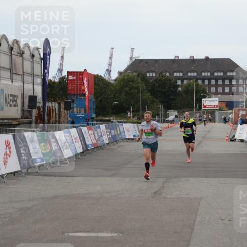 03.10.2025 - Köhlbrandbrückenlauf Julia Fischer http://msf.ph/oto/9022676 03.10.2025 15:49:03 Ziel 7009, 7011 meine-sportfotos.de