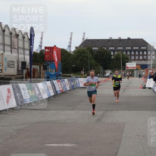 03.10.2025 - Köhlbrandbrückenlauf Julia Fischer http://msf.ph/oto/9022678 03.10.2025 15:49:04 Ziel 7009, 7011, 9662 meine-sportfotos.de