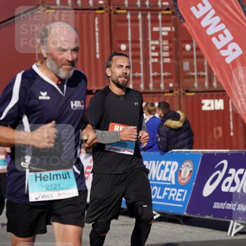 03.10.2025 - Köhlbrandbrückenlauf Michael Burmester http://msf.ph/oto/9022684 03.10.2025 10:24:40 Ziel 1663, 2121, 2240, 2739, 2742, 2779, 3391, 3561 meine-sportfotos.de