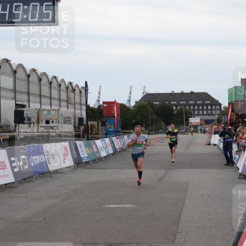 03.10.2025 - Köhlbrandbrückenlauf Julia Fischer http://msf.ph/oto/9022686 03.10.2025 15:49:05 Ziel 7009, 7011, 9662 meine-sportfotos.de