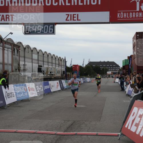 03.10.2025 - Köhlbrandbrückenlauf Julia Fischer http://msf.ph/oto/9022692 03.10.2025 15:49:06 Ziel 7009, 7011, 9662 meine-sportfotos.de