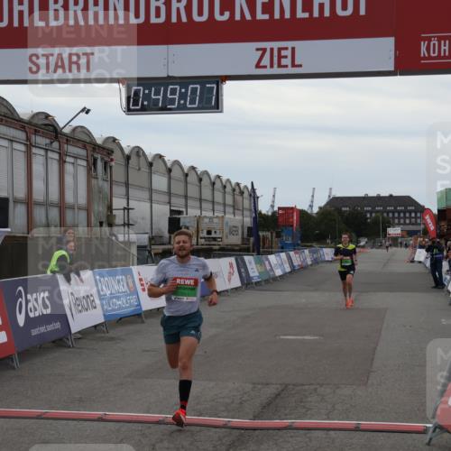 03.10.2025 - Köhlbrandbrückenlauf Julia Fischer http://msf.ph/oto/9022706 03.10.2025 15:49:08 Ziel 7011, 9662 meine-sportfotos.de
