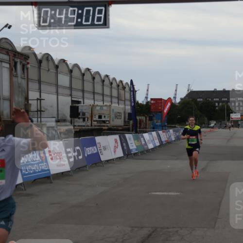 03.10.2025 - Köhlbrandbrückenlauf Julia Fischer http://msf.ph/oto/9022712 03.10.2025 15:49:08 Ziel 7011, 9662 meine-sportfotos.de
