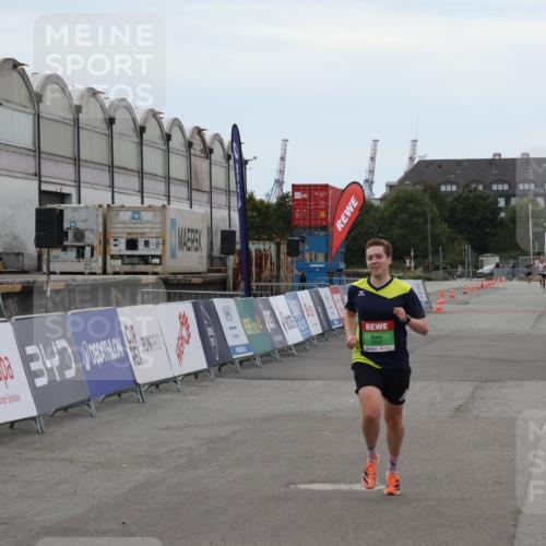 03.10.2025 - Köhlbrandbrückenlauf Julia Fischer http://msf.ph/oto/9022721 03.10.2025 15:49:09 Ziel 7011, 9662 meine-sportfotos.de