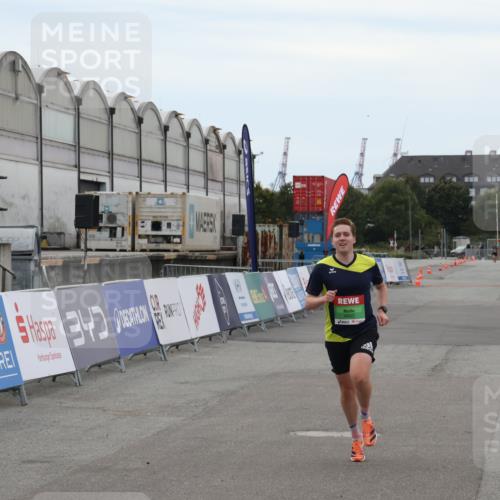 03.10.2025 - Köhlbrandbrückenlauf Julia Fischer http://msf.ph/oto/9022725 03.10.2025 15:49:10 Ziel 7011, 9662 meine-sportfotos.de