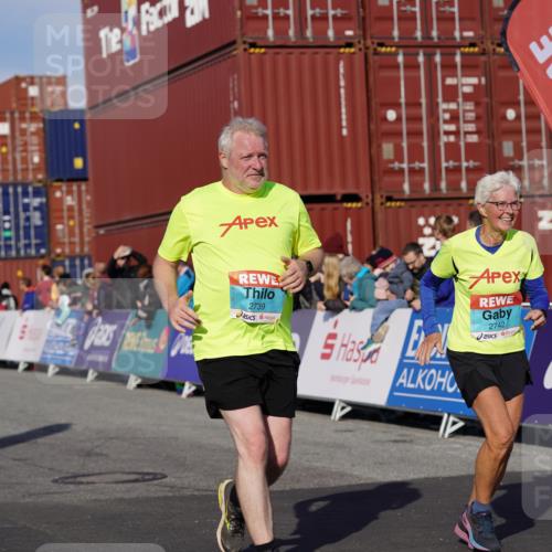 03.10.2025 - Köhlbrandbrückenlauf Michael Burmester http://msf.ph/oto/9022727 03.10.2025 10:24:44 Ziel 1663, 1709, 1983, 1990, 2240, 2289, 2356, 2739, 2742, 2779, 3561 meine-sportfotos.de