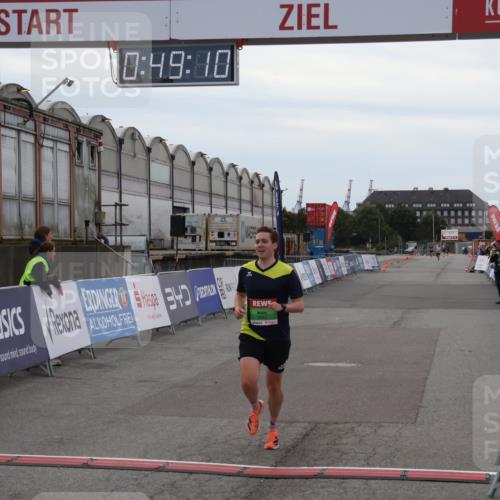 03.10.2025 - Köhlbrandbrückenlauf Julia Fischer http://msf.ph/oto/9022730 03.10.2025 15:49:11 Ziel 7011, 9662 meine-sportfotos.de