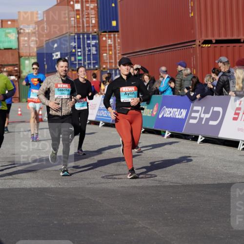 03.10.2025 - Köhlbrandbrückenlauf Michael Burmester http://msf.ph/oto/9022733 03.10.2025 10:24:48 Ziel 1663, 1709, 1890, 1983, 1990, 2158, 2289, 2356, 3085, 3089, 3090 meine-sportfotos.de