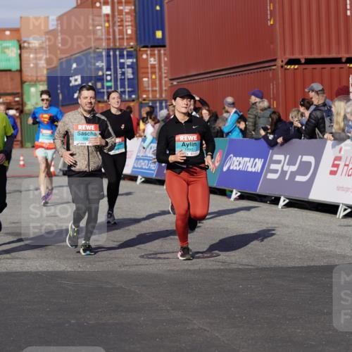 03.10.2025 - Köhlbrandbrückenlauf Michael Burmester http://msf.ph/oto/9022737 03.10.2025 10:24:48 Ziel 1663, 1709, 1890, 1983, 1990, 2158, 2289, 2356, 3085, 3089, 3090 meine-sportfotos.de