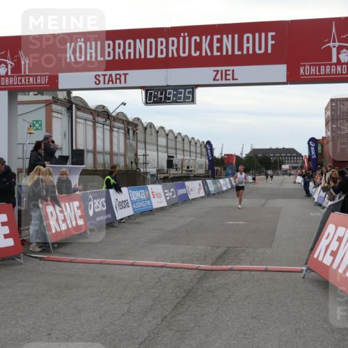 03.10.2025 - Köhlbrandbrückenlauf Julia Fischer http://msf.ph/oto/9022745 03.10.2025 15:49:36 Ziel 9617 meine-sportfotos.de