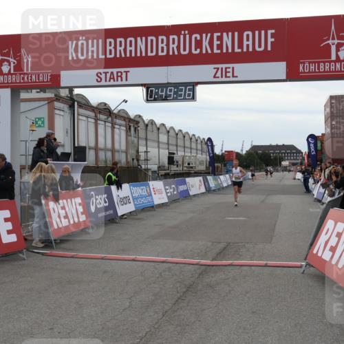 03.10.2025 - Köhlbrandbrückenlauf Julia Fischer http://msf.ph/oto/9022749 03.10.2025 15:49:36 Ziel 9617 meine-sportfotos.de
