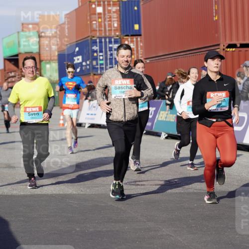 03.10.2025 - Köhlbrandbrückenlauf Michael Burmester http://msf.ph/oto/9022751 03.10.2025 10:24:49 Ziel 1663, 1709, 1890, 1983, 1990, 2158, 2289, 2356, 3085, 3089, 3090 meine-sportfotos.de