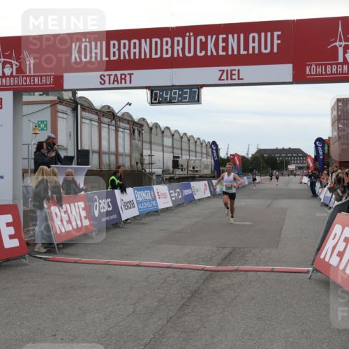 03.10.2025 - Köhlbrandbrückenlauf Julia Fischer http://msf.ph/oto/9022755 03.10.2025 15:49:37 Ziel 9617 meine-sportfotos.de