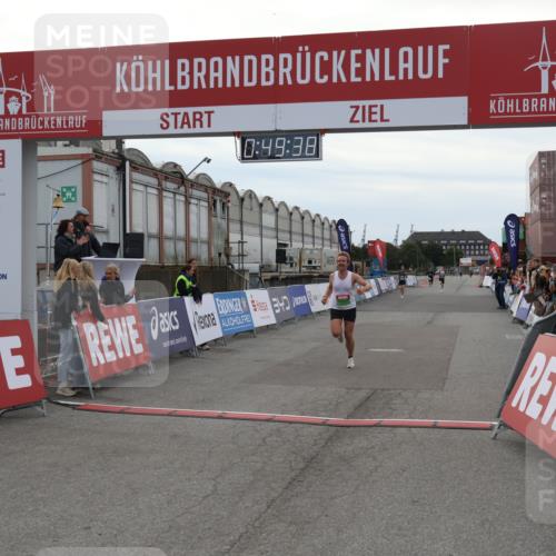 03.10.2025 - Köhlbrandbrückenlauf Julia Fischer http://msf.ph/oto/9022761 03.10.2025 15:49:38 Ziel 9617 meine-sportfotos.de