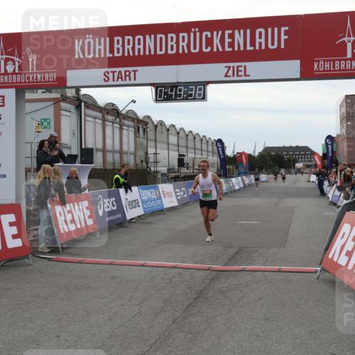03.10.2025 - Köhlbrandbrückenlauf Julia Fischer http://msf.ph/oto/9022765 03.10.2025 15:49:38 Ziel 9617 meine-sportfotos.de