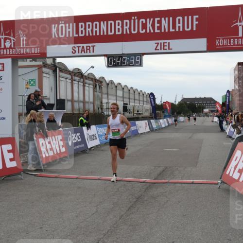 03.10.2025 - Köhlbrandbrückenlauf Julia Fischer http://msf.ph/oto/9022771 03.10.2025 15:49:39 Ziel 9617 meine-sportfotos.de