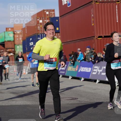 03.10.2025 - Köhlbrandbrückenlauf Michael Burmester http://msf.ph/oto/9022773 03.10.2025 10:24:51 Ziel 1663, 1709, 1890, 1983, 1990, 2158, 2289, 2356, 3085, 3089, 3090 meine-sportfotos.de