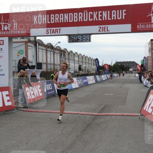 03.10.2025 - Köhlbrandbrückenlauf Julia Fischer http://msf.ph/oto/9022774 03.10.2025 15:49:39 Ziel 9617 meine-sportfotos.de
