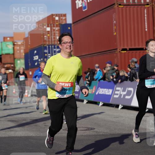 03.10.2025 - Köhlbrandbrückenlauf Michael Burmester http://msf.ph/oto/9022778 03.10.2025 10:24:51 Ziel 1663, 1709, 1890, 1983, 1990, 2158, 2289, 2356, 3085, 3089, 3090 meine-sportfotos.de
