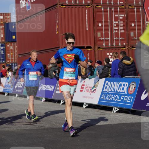 03.10.2025 - Köhlbrandbrückenlauf Michael Burmester http://msf.ph/oto/9022789 03.10.2025 10:24:52 Ziel 1663, 1709, 1734, 1890, 1983, 1990, 2158, 2289, 2356, 3085, 3089, 3090 meine-sportfotos.de