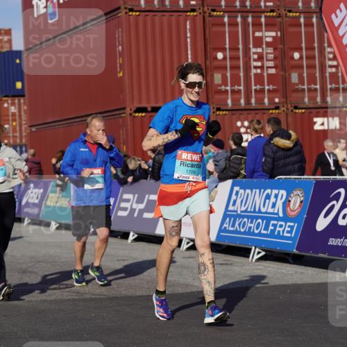 03.10.2025 - Köhlbrandbrückenlauf Michael Burmester http://msf.ph/oto/9022806 03.10.2025 10:24:53 Ziel 1709, 1734, 1890, 1983, 1990, 2158, 2289, 2356, 3085, 3089, 3090 meine-sportfotos.de