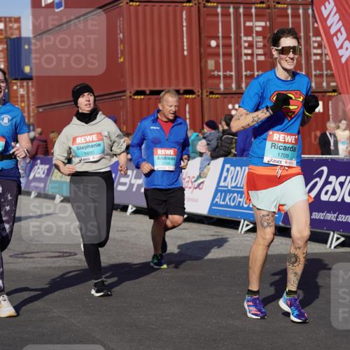 03.10.2025 - Köhlbrandbrückenlauf Michael Burmester http://msf.ph/oto/9022812 03.10.2025 10:24:53 Ziel 1709, 1734, 1890, 1983, 1990, 2158, 2289, 2356, 3085, 3089, 3090 meine-sportfotos.de