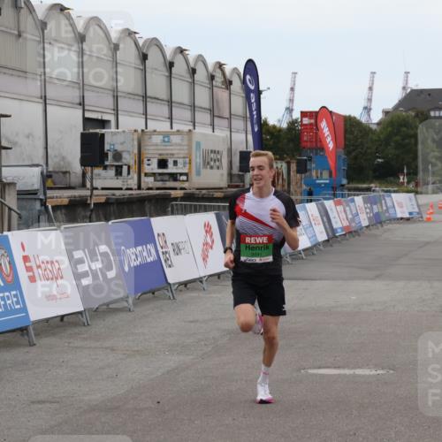 03.10.2025 - Köhlbrandbrückenlauf Julia Fischer http://msf.ph/oto/9022814 03.10.2025 15:49:48 Ziel 7021, 9041, 9549, 9617 meine-sportfotos.de