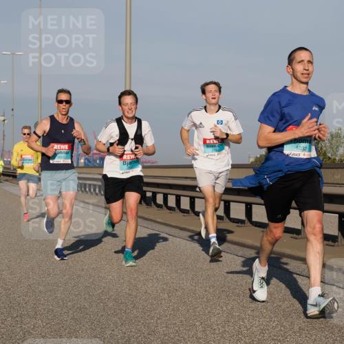 03.10.2025 - Köhlbrandbrückenlauf Fabian Wolf http://msf.ph/oto/9022815 03.10.2025 09:38:54 Position 3 1017, 3153, 3154, 1032 meine-sportfotos.de