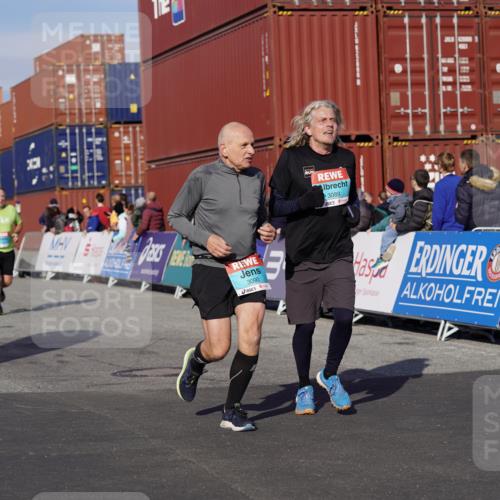 03.10.2025 - Köhlbrandbrückenlauf Michael Burmester http://msf.ph/oto/9022843 03.10.2025 10:24:56 Ziel 1734, 1887, 1890, 2158, 2396, 2408, 3085, 3089, 3090 meine-sportfotos.de