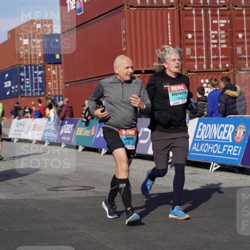 03.10.2025 - Köhlbrandbrückenlauf Michael Burmester http://msf.ph/oto/9022853 03.10.2025 10:24:56 Ziel 1734, 1887, 1890, 2158, 2396, 2408, 3085, 3089, 3090 meine-sportfotos.de
