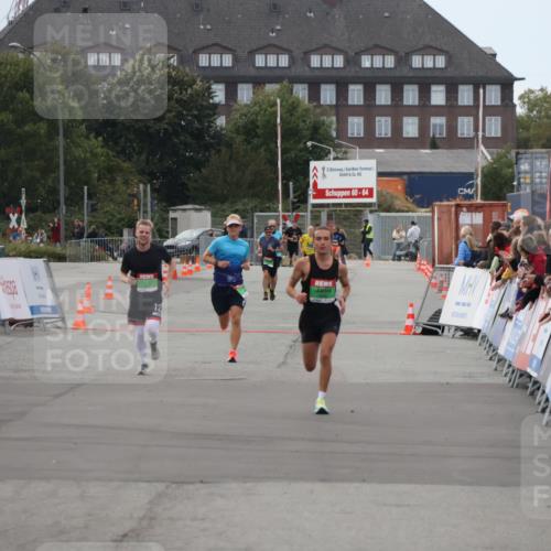 03.10.2025 - Köhlbrandbrückenlauf Julia Fischer http://msf.ph/oto/9022855 03.10.2025 15:50:01 Ziel  meine-sportfotos.de