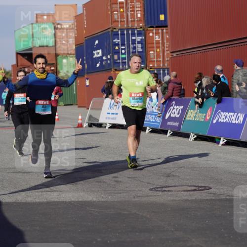 03.10.2025 - Köhlbrandbrückenlauf Michael Burmester http://msf.ph/oto/9022859 03.10.2025 10:24:58 Ziel 1734, 1887, 1890, 2158, 2396, 2408, 3089, 3090, 3455 meine-sportfotos.de