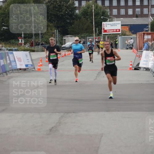 03.10.2025 - Köhlbrandbrückenlauf Julia Fischer http://msf.ph/oto/9022867 03.10.2025 15:50:02 Ziel  meine-sportfotos.de