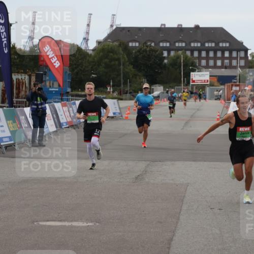 03.10.2025 - Köhlbrandbrückenlauf Julia Fischer http://msf.ph/oto/9022868 03.10.2025 15:50:07 Ziel 7033, 7066, 9742 meine-sportfotos.de