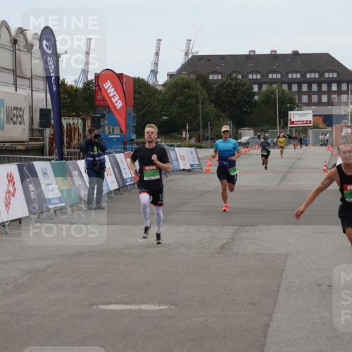 03.10.2025 - Köhlbrandbrückenlauf Julia Fischer http://msf.ph/oto/9022872 03.10.2025 15:50:07 Ziel 7033, 7066, 9742 meine-sportfotos.de