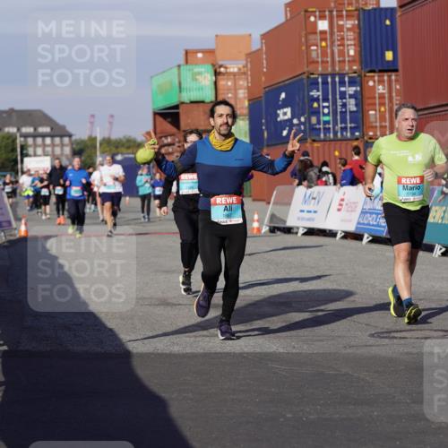 03.10.2025 - Köhlbrandbrückenlauf Michael Burmester http://msf.ph/oto/9022873 03.10.2025 10:24:59 Ziel 1734, 1887, 1890, 2396, 2408, 3089, 3090, 3455 meine-sportfotos.de