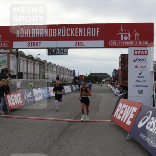 03.10.2025 - Köhlbrandbrückenlauf Julia Fischer http://msf.ph/oto/9022897 03.10.2025 15:50:10 Ziel 7033, 7066, 9742 meine-sportfotos.de