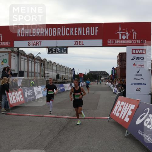 03.10.2025 - Köhlbrandbrückenlauf Julia Fischer http://msf.ph/oto/9022899 03.10.2025 15:50:10 Ziel 7033, 7066, 9742 meine-sportfotos.de