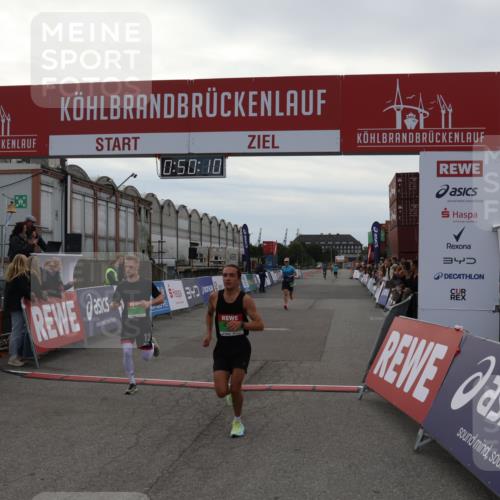 03.10.2025 - Köhlbrandbrückenlauf Julia Fischer http://msf.ph/oto/9022903 03.10.2025 15:50:10 Ziel 7033, 7066, 9742 meine-sportfotos.de