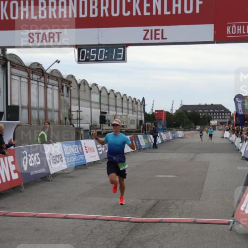 03.10.2025 - Köhlbrandbrückenlauf Julia Fischer http://msf.ph/oto/9022929 03.10.2025 15:50:13 Ziel 7033, 7066, 9742 meine-sportfotos.de
