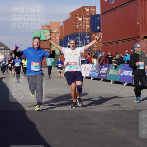 03.10.2025 - Köhlbrandbrückenlauf Michael Burmester http://msf.ph/oto/9022931 03.10.2025 10:25:05 Ziel 1814, 1887, 2083, 2396, 2408, 3084, 3234, 3455, 3519, 3706 meine-sportfotos.de